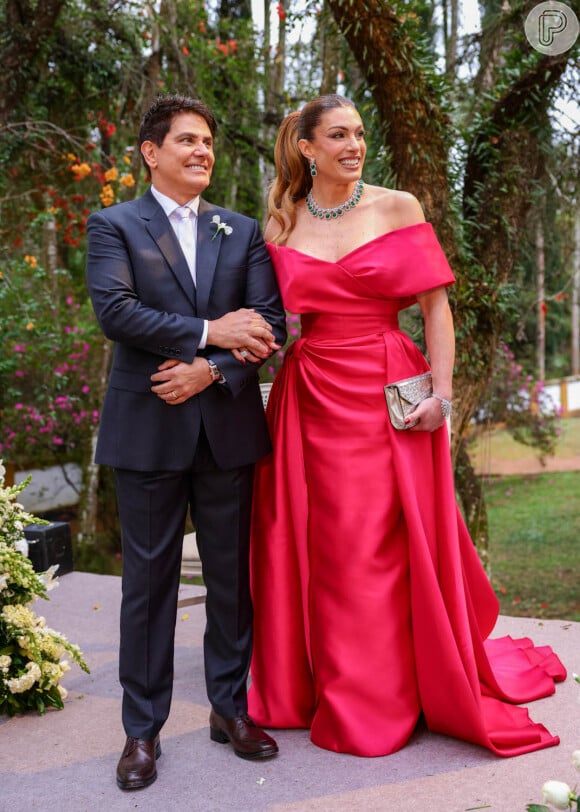 Casamento de Júlia Vieira e Luigi César, filho de César Filho e Elaine Mickely, foi transmitido ao vivo no YouTube