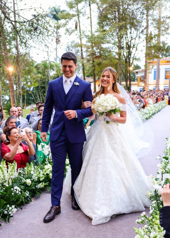 Júlia Vieira usou vestido clássico em casamento