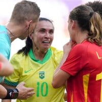 Expulsa! Marta tem crise de choro com cartão vermelho em Brasil x Espanha, e web dá solução inesperada: 'Taekwondo'