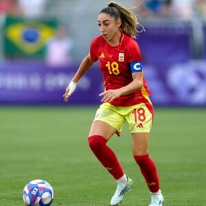 Olga Carmona, que teve a cabeça acertada por Marta, é capitã da seleção da Espanha