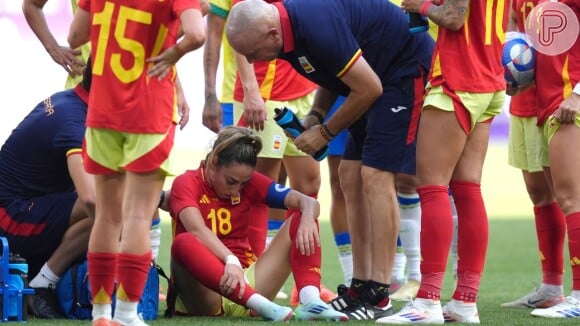 Carmona recebeu atendimento médico ainda dentro de campo durante o jogo contra o Brasil nas Olimpíadas de Paris 2024