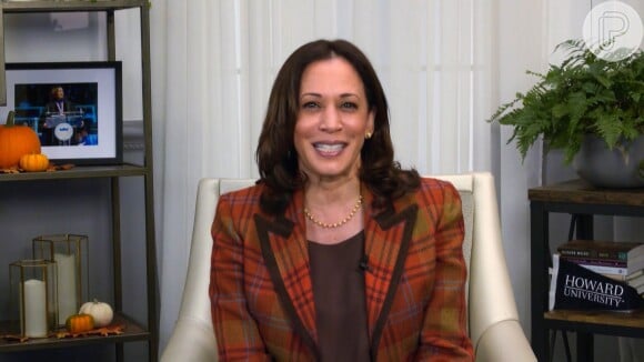 Kamala Harris adotou o terninho com seu uniforme e não fica recatada quando o assunto são as cores dos looks: do azul marinho ao pink, ela está pronta para inspirar com a sua elegância nesta temporada.