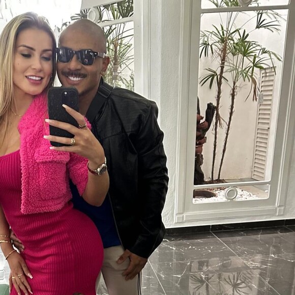 Namorado de Andressa Urach, Lucas Ferraz recebeu questionamentos sobre Andressa Urach, já que, segundo internautas, ela não estaria bem psicologicamente