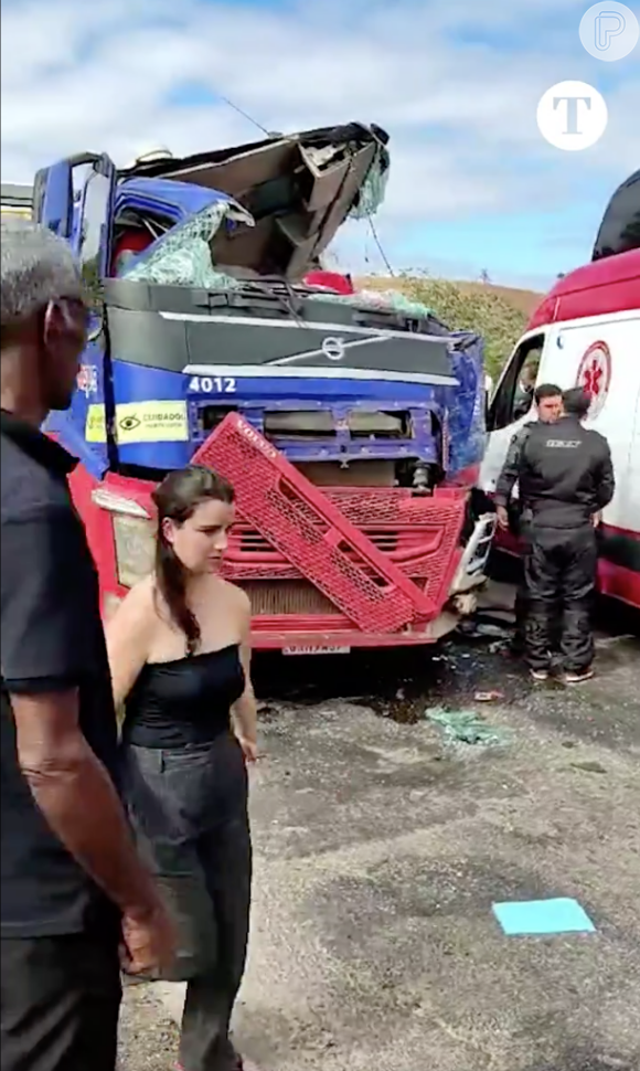 O caminhão acabou batendo de frente na carreta, o que também atingiu o ônibus de César Menotti e Fabiano