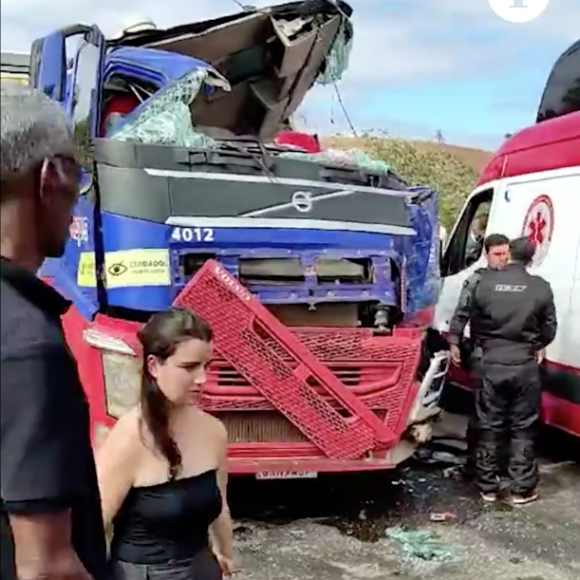 O caminhão acabou batendo de frente na carreta, o que também atingiu o ônibus de César Menotti e Fabiano