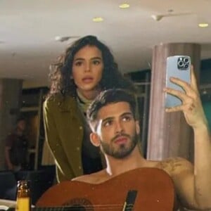 Bruna Marquezine e João Guilherme começaram a se relacionar nos bastidores de um trabalho