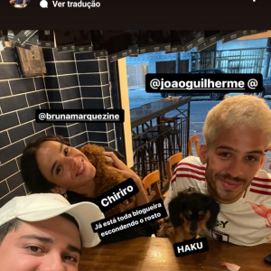 Chef de restaurante tira foto com Bruna Marquezine e João Guilherme no Rio