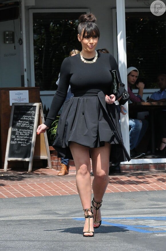 Kim Kardashian sempre tenta esconder a barriga de cinco meses