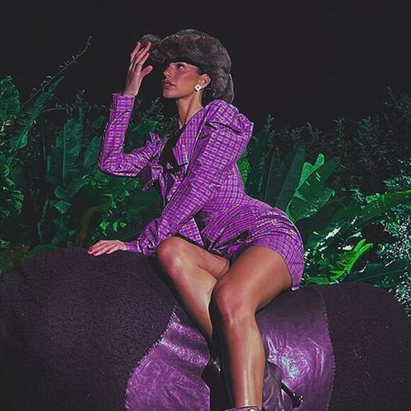 Bruna Marquezine apostou em um minivestido da grife Vivienne Westwood