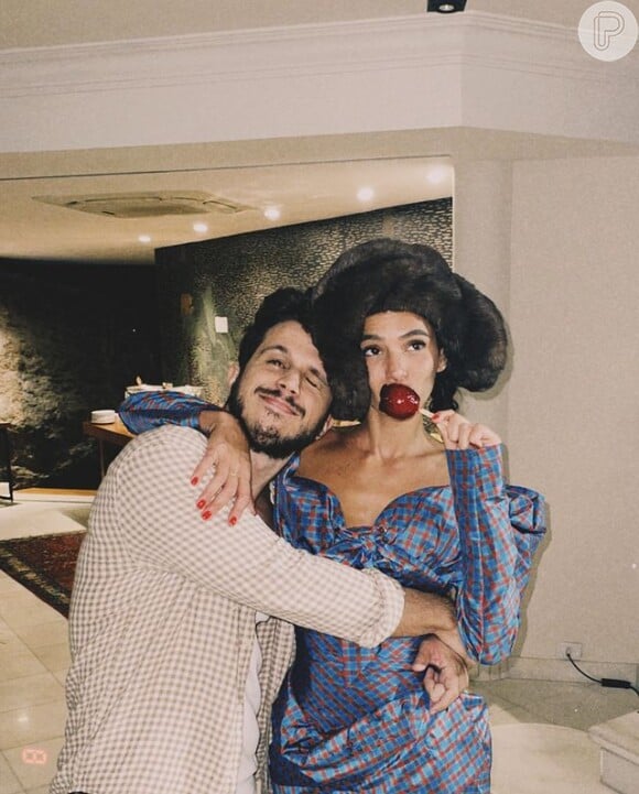 Bruna Marquezine exibiu detalhes do vestido em uma foto com um amigo