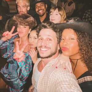 Bruna Marquezine posou com amigos e com o namorado, João Guilherme, em sua festa