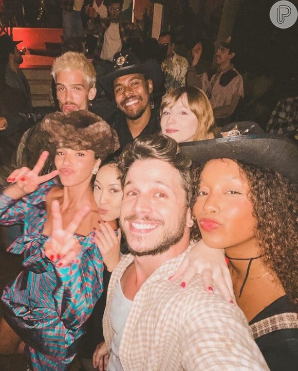 Bruna Marquezine posou com amigos e com o namorado, João Guilherme, em sua festa