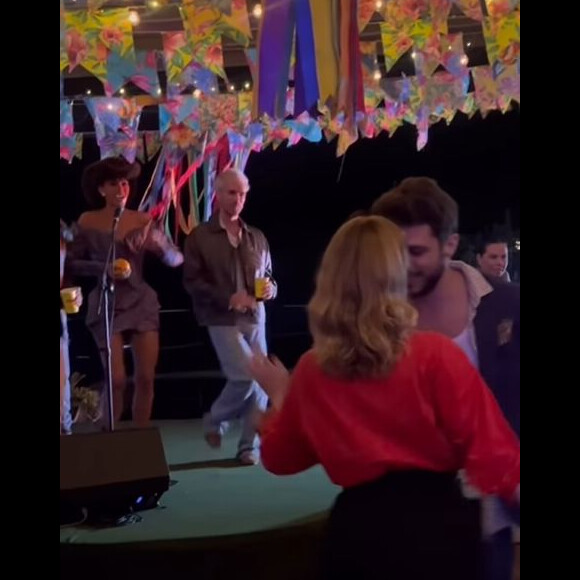 Bruna Marquezine e João Guilherme se divertiram muito juntos na festa da atriz