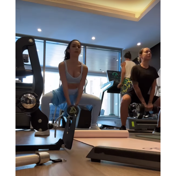 Bruna Biancardi e Carol Dantas se dedicaram a treino de inferiores com o auxílio de uma personal trainer