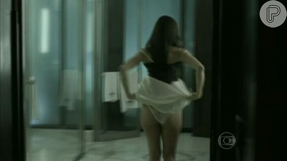 Maria Fernanda Cândido exibe suas belas curvas na pele da personagem Marília