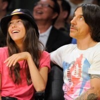 Mais um para o time do DiCaprio? Internautas resgatam romance de Anthony Kiedis, do Red Hot Chilli Peppers, com modelo 31 anos mais nova: 'Uma criança'