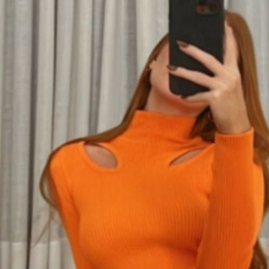 Marina Ruy Barbosa adora usar vestidos na cor laranja.