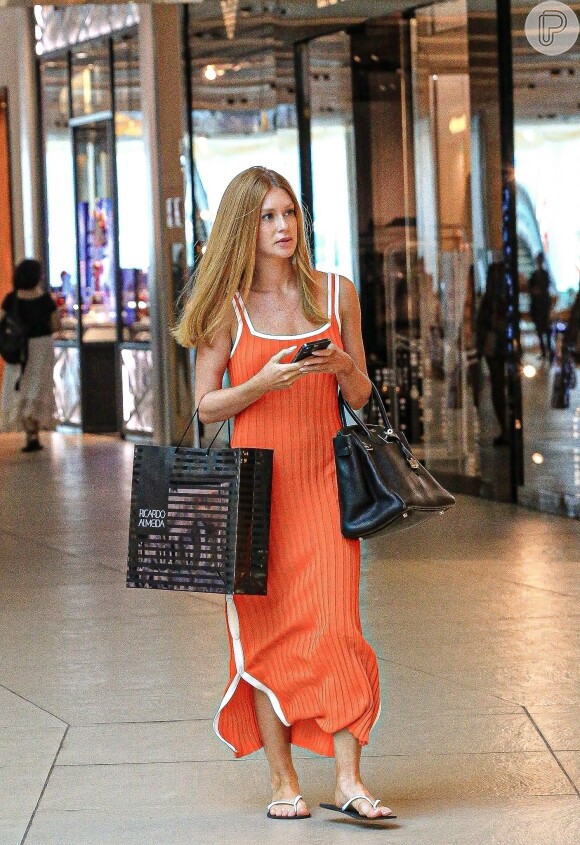 Marina Ruy Barbosa também gosta de apostar no laranja em vestidos mais básicos.