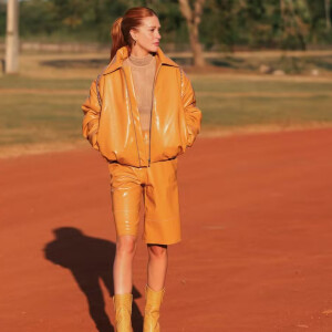 Marina Ruy Barbosa ousou ao colocar um look todo laranja, incluindo jaqueta e bota.