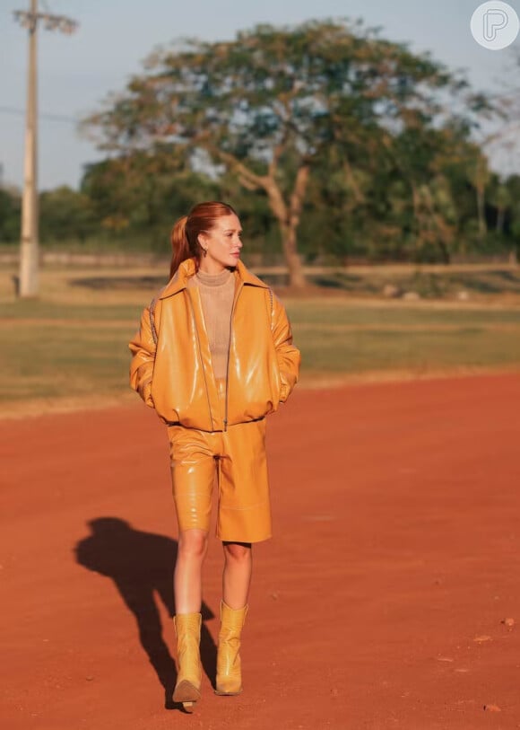 Marina Ruy Barbosa ousou ao colocar um look todo laranja, incluindo jaqueta e bota.