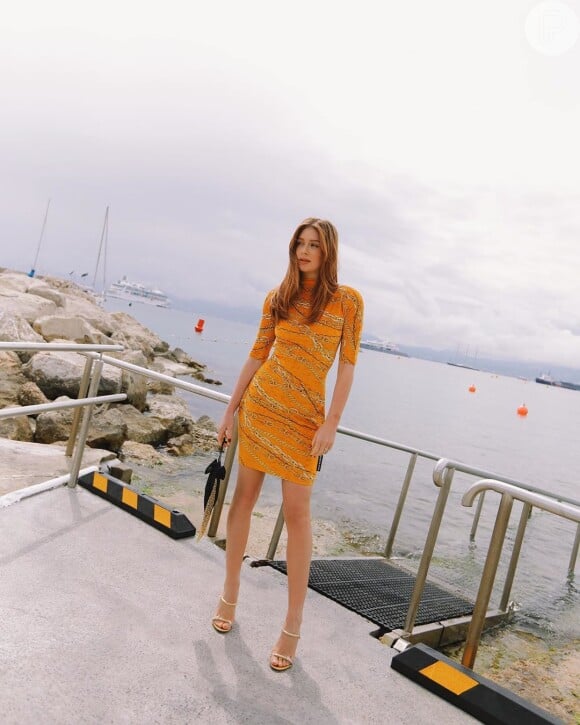 Marina Ruy Barbosa usou vestido laranja justo com mangas longas da grife Balenciaga.