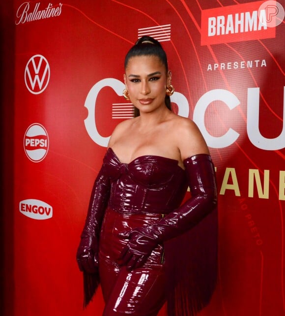 Simone Mendes apostou em um look colado no corpo e top sem alças