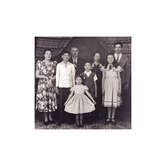 Silvio Santos em foto de jovem ao lado da família - sua irmã Sara foi sequestrada em maio de 1992 no Rio de Janeiro