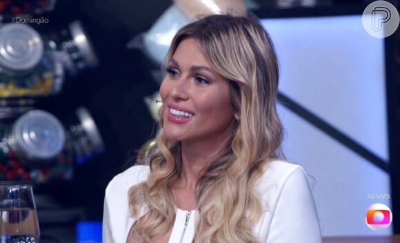 Lívia Andrade contou que Silvio Santos se divertia dando choque nos contratados do Jogo dos Pontinhos