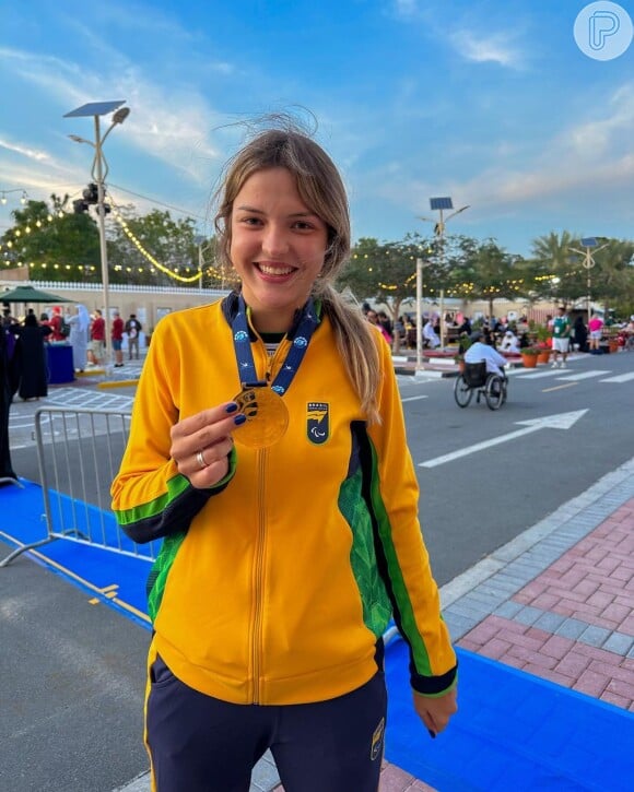 Não demorou para que ela começasse a praticar a modalidade e se destacasse. Em fevereiro deste ano, a atleta conquistou a medalha de ouro e o recorde das Américas ao bater a distância de 26,25 metros