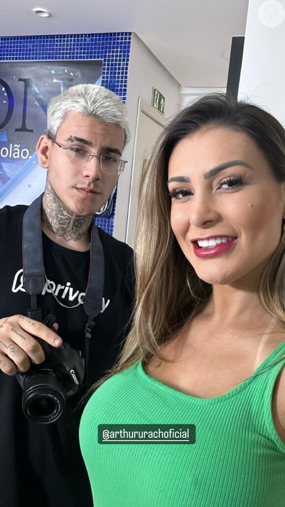 Pornô: uma matéria na versão digital do New York Post destacou o trabalho de Arthur Urach como cameraman dos vídeos pornográficos da mãe, Andressa Urach