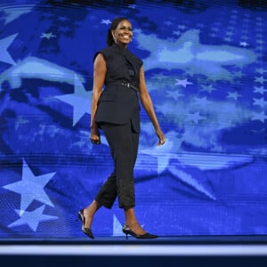 A calça escolhida por Michelle Obama, também da Monse, custa em torno de R$ 4,8 mil.