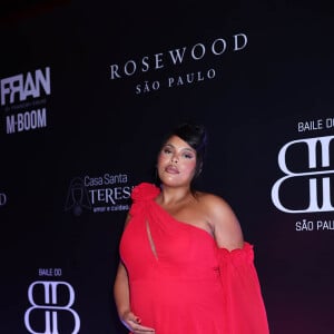 Rita Carreira fugiu do dress code e valorizou barriga de gravidez em look vermelho