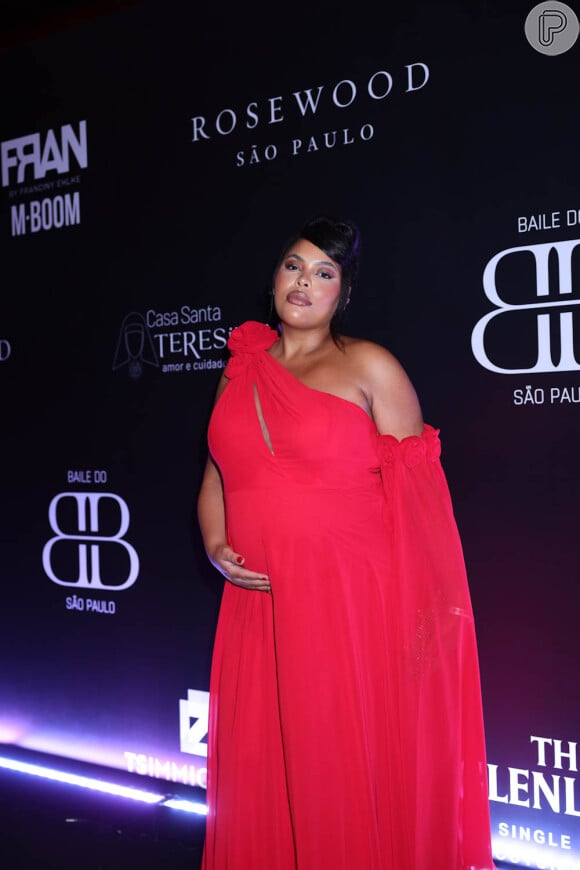 Rita Carreira fugiu do dress code e valorizou barriga de gravidez em look vermelho