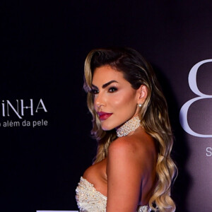 Erika Schneider deixou bumbum à mostra em look para o Baile do BB