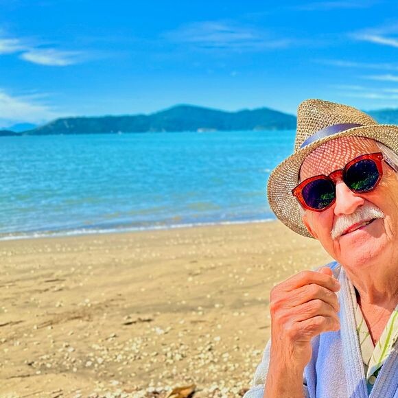 Assessoria de Ary Fontoura também negou o namoro, garantindo que o ator sequer sabe o nome do jovem e posou ao seu lado porque o fã pediu