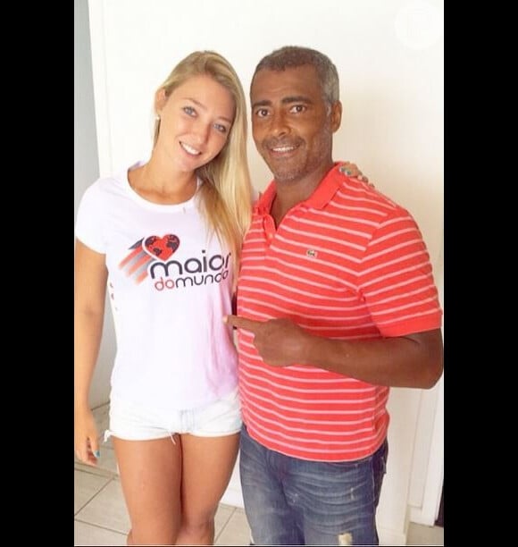 Romário posa ao lado da namorada, Dixie Pratt, que está usando a camisa do Flamengo, em 27 de janeiro de 2014