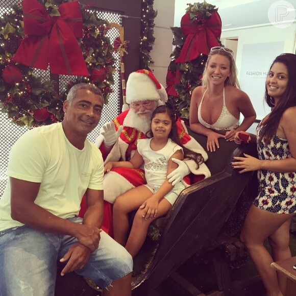 Romário posa ao lado da namorada, Dixie Pratt, que está usando a camisa do Flamengo