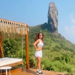 Paula Fernandes publicou uma série de fotos tiradas durante uma viagem para Fernando de Noronha