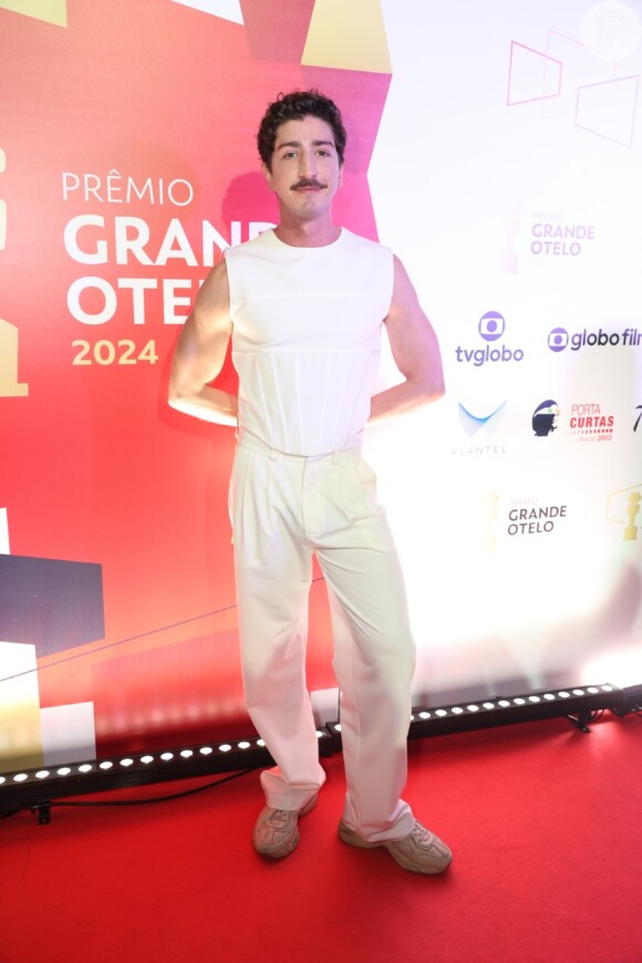 Johnny Massaro deixou os braços de fora em look all white no Prêmio Grande Otelo de Cinema 2024