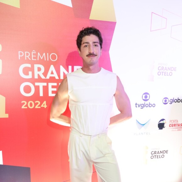 Johnny Massaro deixou os braços de fora em look all white no Prêmio Grande Otelo de Cinema 2024