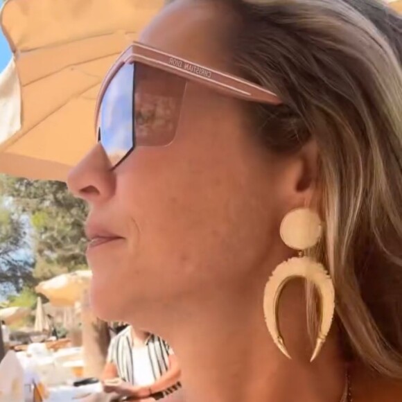 Luana Piovani também apostou em maxi brincos e colares.