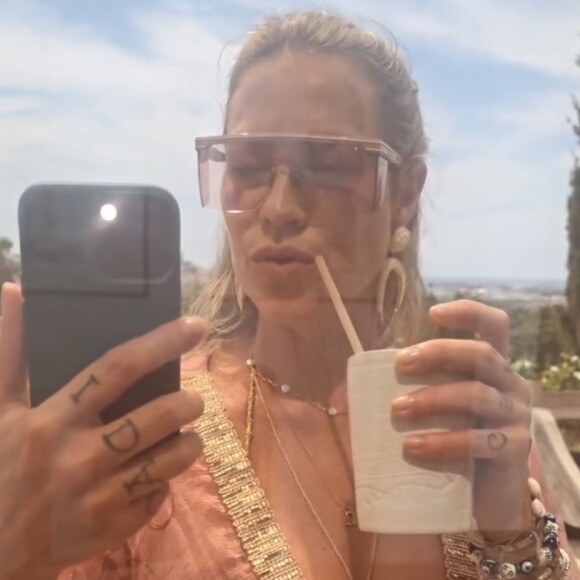 Luana Piovani colocou os seios 'para jogo' com seu biquíni sensual e escreveu 'meu dia', em vídeos publicados nesta quinta-feira (29), em suas redes sociais, para comemorar aniversário.