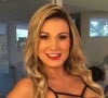 Andressa Urach passou por uma cirurgia de retirada das costelas recentemente