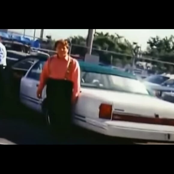 O Lincoln Continental 1993 foi fabricado pela Ford e tinha capota na cor verde.