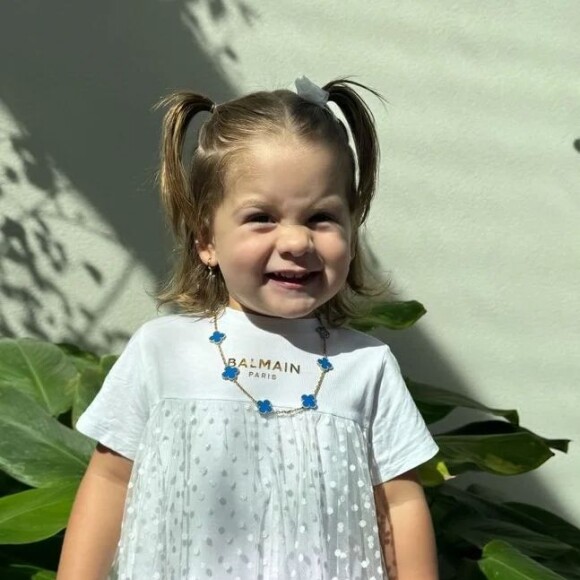 Com apenas 1 ano de idade, Maria Flor surgiu poderosa com vestido e colar de grife