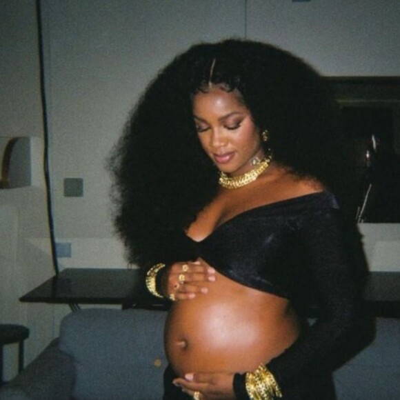 Iza reúne fotos para celebrar 34 anos e tamanho da barriga de gravidez impressiona internautas