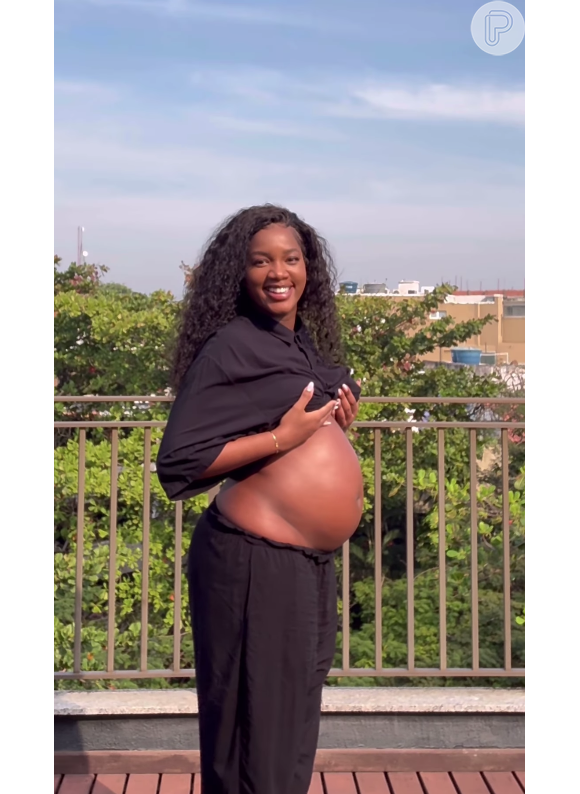 Tamanho da barriga de Iza chamou atenção nas fotos e também em uma segunda publicação da cantora