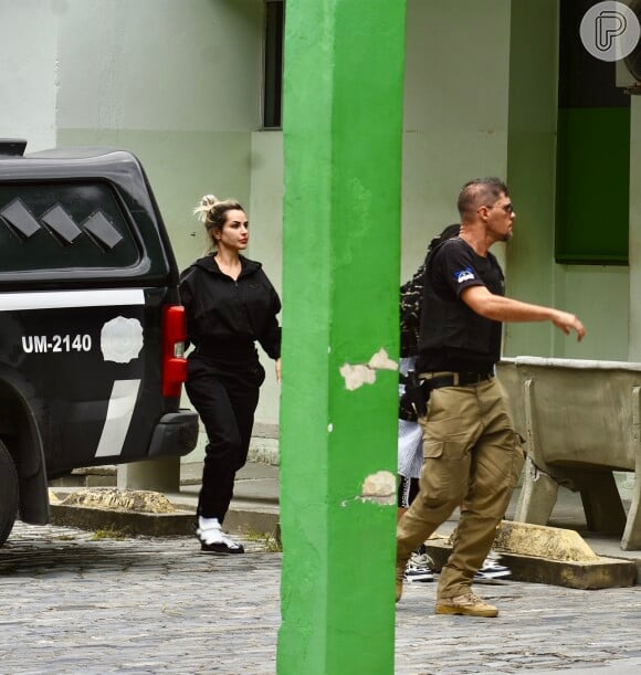 Deolane Bezerra foi fotografada quando chegava à sede do Instituto Médico Legal de Recife para fazer exame de corpo de delito