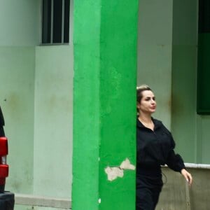 Deolane Bezerra manteve o cabelo preso em um coque em primeira aparição após prisão