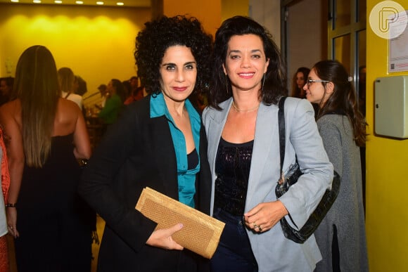 Atriz de 'Renascer', Ana Cecília Costa foi com a namorada, Luciana Lyra, na estreia da peça de Thiago Fragoso